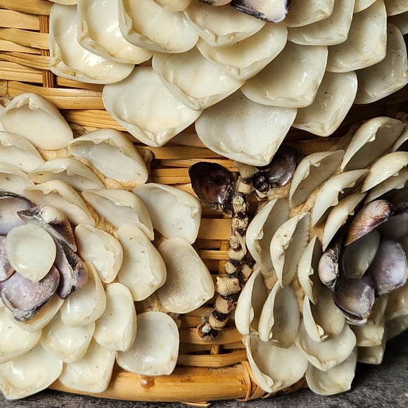 Vintage 70's handmade shell art tri floral Wicker basket vase retro unique - Picture 12 of 12